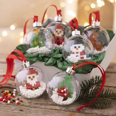 Des boules de No&euml;l avec des figurines en perles