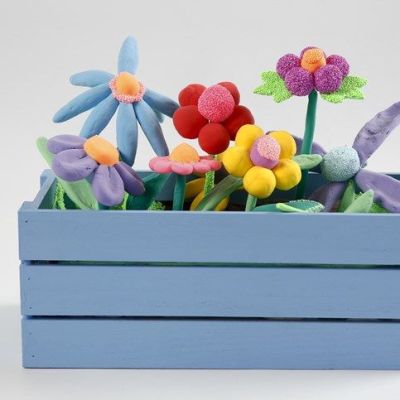 Une bo&icirc;te fen&ecirc;tre avec des fleurs faites en p&acirc;tes &agrave; modeler Silk Clay et Foam Clay