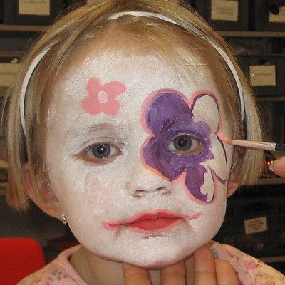 Maquillage &ndash; Fleurs r&eacute;alis&eacute;es avec du maquillage &agrave; l'eau