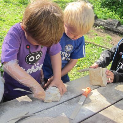 Des enfants travaillant la pierre &agrave; savon