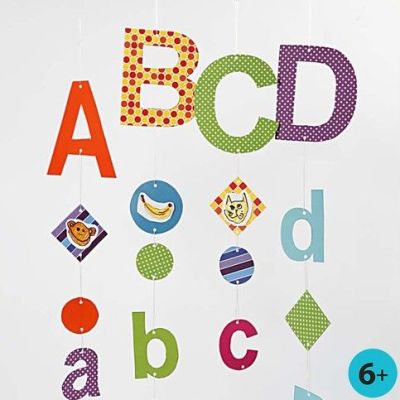 Un mobile avec des lettres