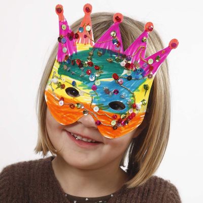 Masques en carton d&eacute;cor&eacute;s avec des feutres