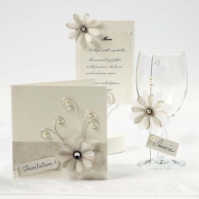 Des cartes couleurs crème avec des fleurs en papier vellum