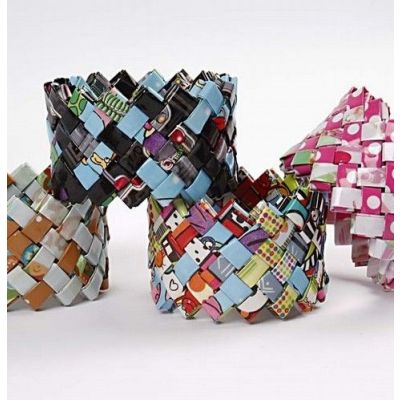 Un bracelet tissé à partir de papier cadeau