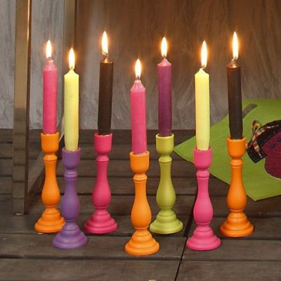 Bougeoirs en bois aux couleurs vives