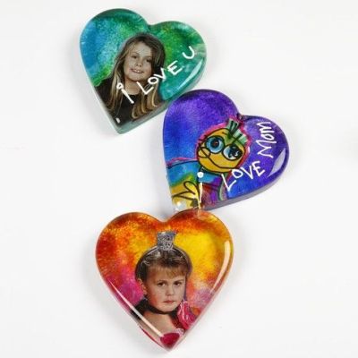 Un coeur en verre décoré avec une image et de la peinture pour verre