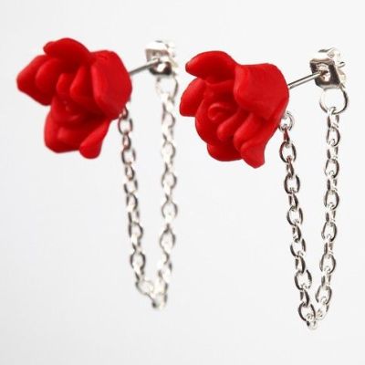 Boucles d’oreilles à tige avec chaîne de bijouterie et une fleur.