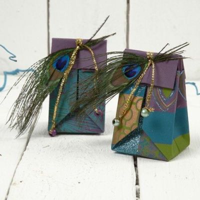 Un petit sac cadeau plié en papier fait main