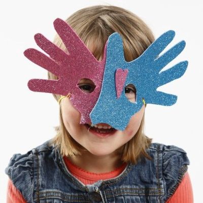 Un masque en caoutchouc fait &agrave; partir de mains