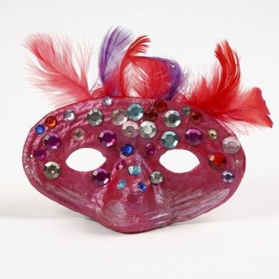 Un masque en papier m&acirc;ch&eacute; avec plumes et pierres de strass