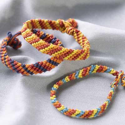 Un bracelet d’amitié à rayures colorées.