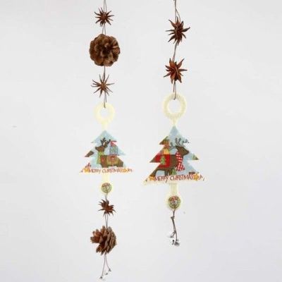Une décoration avec des arbres de Noël en feutre