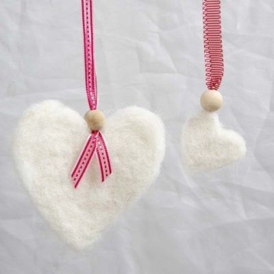 Coeur en laine feutrée avec un ruban