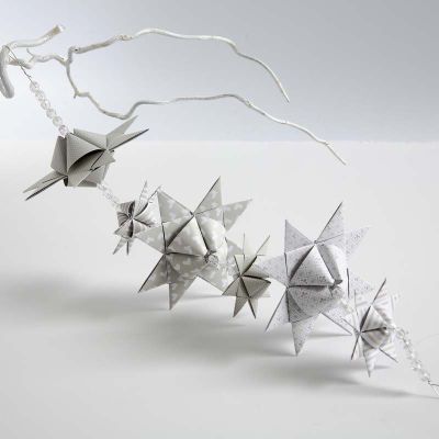 Une guirlande faite avec des étoiles tissées avec des formes pyramidales