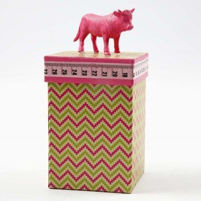 Une boîte décorée de papier design