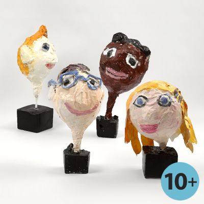 Un visage fait &agrave; partir de papier m&acirc;ch&eacute; sur un ballon