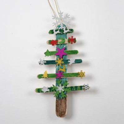 Un sapin de Noël réalisé avec des bâtonnets de glace peints et des sequins.