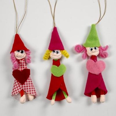 Lutins fabriqués en Silk Clay et cure-pipes avec des robes en feutrine