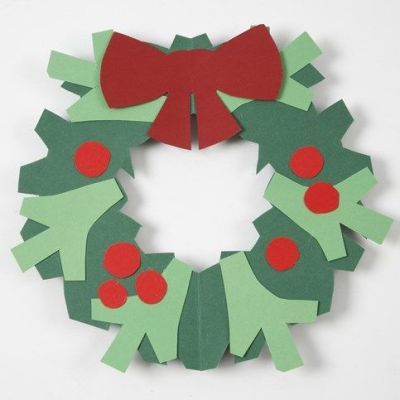 Une couronne de houx avec un noeud en papier cartonné
