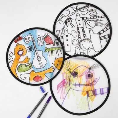 Un frisbee d&eacute;cor&eacute; avec des marqueurs pour textile