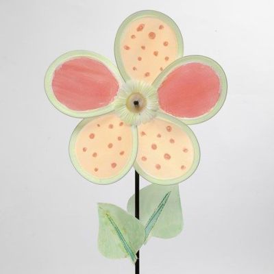 Une fleur d&eacute;cor&eacute;e avec p&eacute;tals en nylon