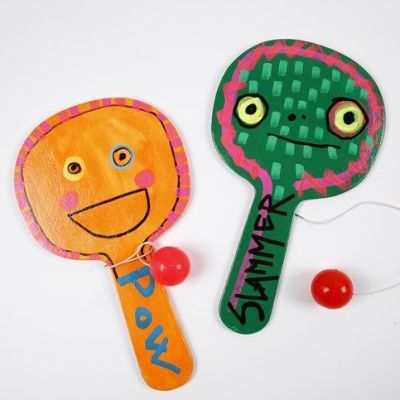 Des jouets en bois peints et d&eacute;cor&eacute;s avec des marqueurs Uni Posca