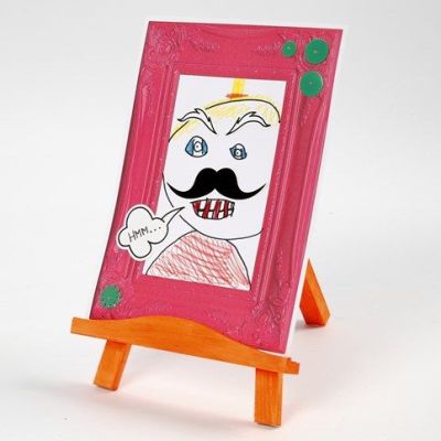 Un portrait effet dessin animé avec cadre en carton et embossage