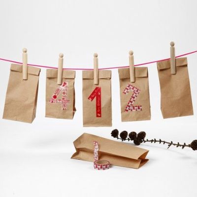 Un calendrier réalisé à partir de sacs en papier avec des chiffres en masking tape.