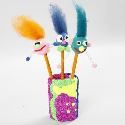 Une tête en pâte à modeler sur un crayon
