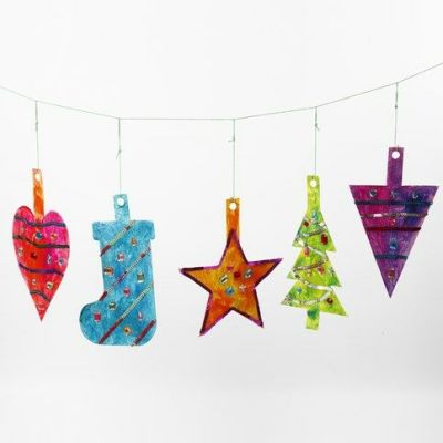 De grandes décorations à suspendre pour la Noël et des formes en carton décorées