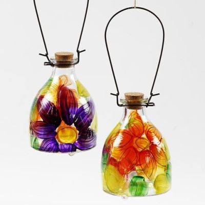 Un piège à guêpes de verre décoré d'une peinture florale