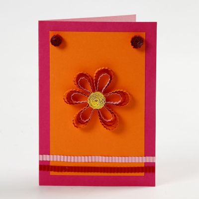 Une carte de voeux avec une fleur et papier décoratif quilling