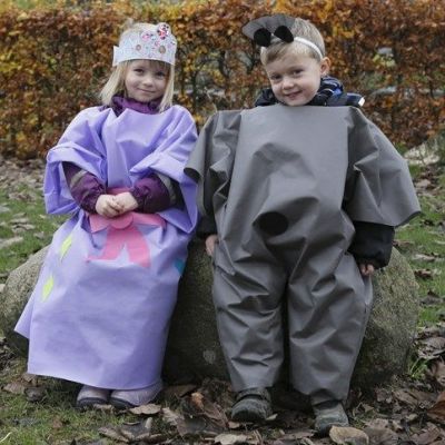 Un costume &agrave; porter dehors, fabriqu&eacute; &agrave; partir d'imitation tissu