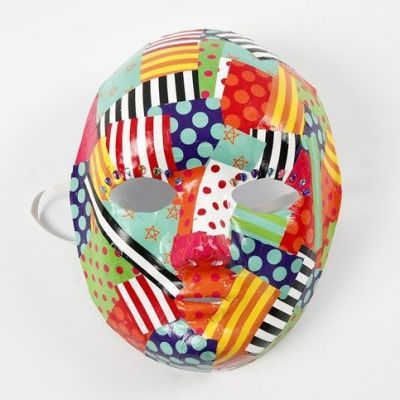 D&eacute;coupage avec Papier Glac&eacute; &agrave; motif sur un Masque