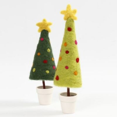 Un sapin de Noël en feutrage à l’aiguille avec une étoile sur un support dans un pot.