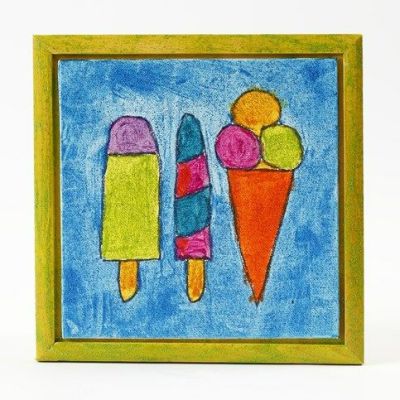 Un dessin dessiné au marqueur  et coloré avec de la peinture scintillante sur un panneau de toile encadré