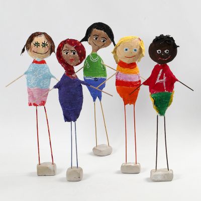 Des enfants de tous les continents faits en polystyr&egrave;ne avec des bandes pl&acirc;tr&eacute;es