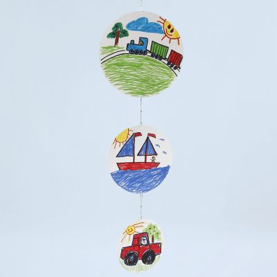 Un mobile fait avec des disques de papier cartonn&eacute; d&eacute;cor&eacute;s au marqueur