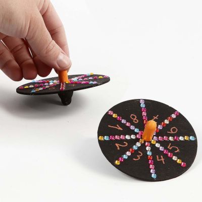Une toupie peinte et  d&eacute;cor&eacute;e avec des marqueurs et des sequins