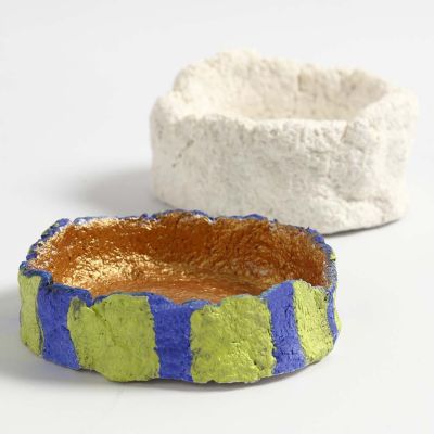 Un petit bol modelé en pâte à papier mâché