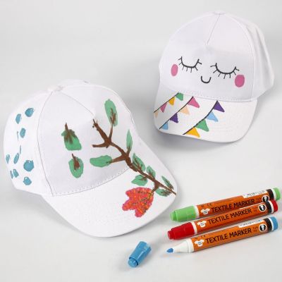 Une casquette d&eacute;cor&eacute;e avec des marqueurs pour textile.