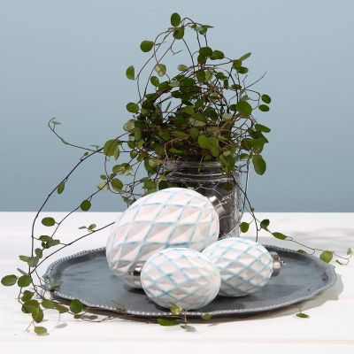 Une boule en terre cuite avec un motif arlequin en relief