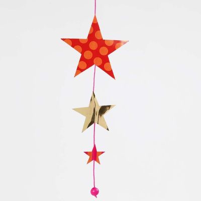 Une guirlande avec des étoiles faites en papier doré