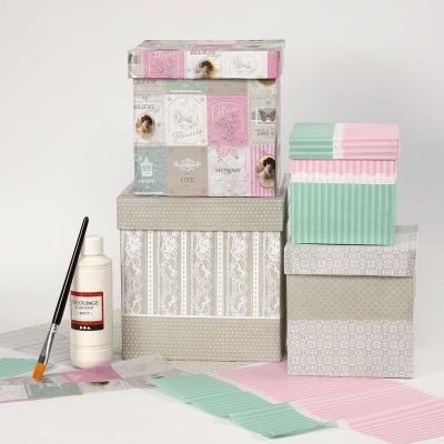 De grandes boîtes recouvertes de papier de découpage