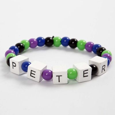 Bracelet &eacute;lastique avec des mots compos&eacute;s avec des perles en forme de lettres