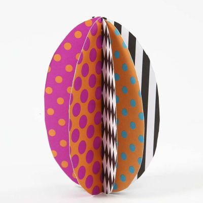 Un oeuf fait en papier cartonné à motifs