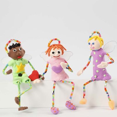 Des anges faits avec du fil chenille, de la p&ecirc;te Silk Clay et des perles &agrave; repasser Nabbi