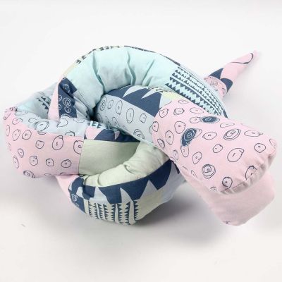 Un serpent fait en textile à motif