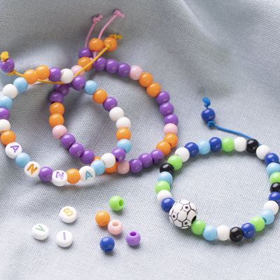Bracelets faits de cordon élastique coloré et de perles en plastique