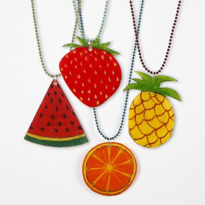 Une chaine de perles avec un pendentif en plastique thermo-r&eacute;tractable